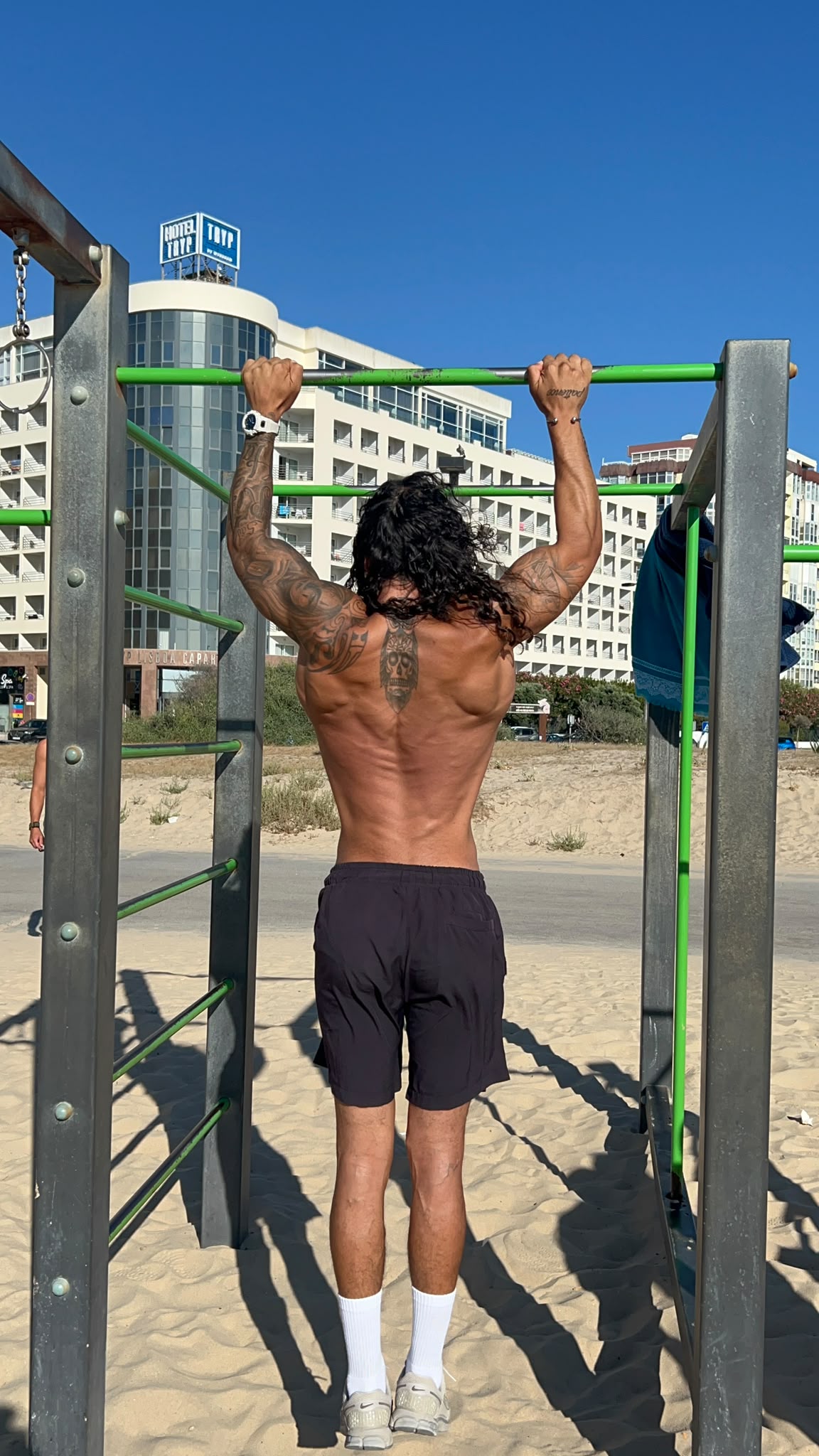 Hakan Ercan suspenso na barra fixa