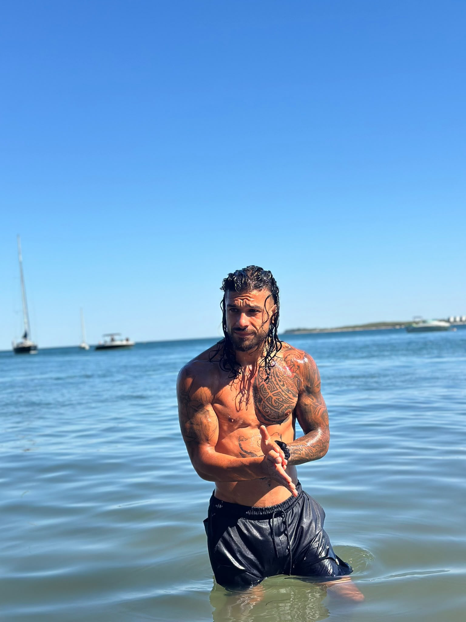 Hakan Ercan junto ao mar