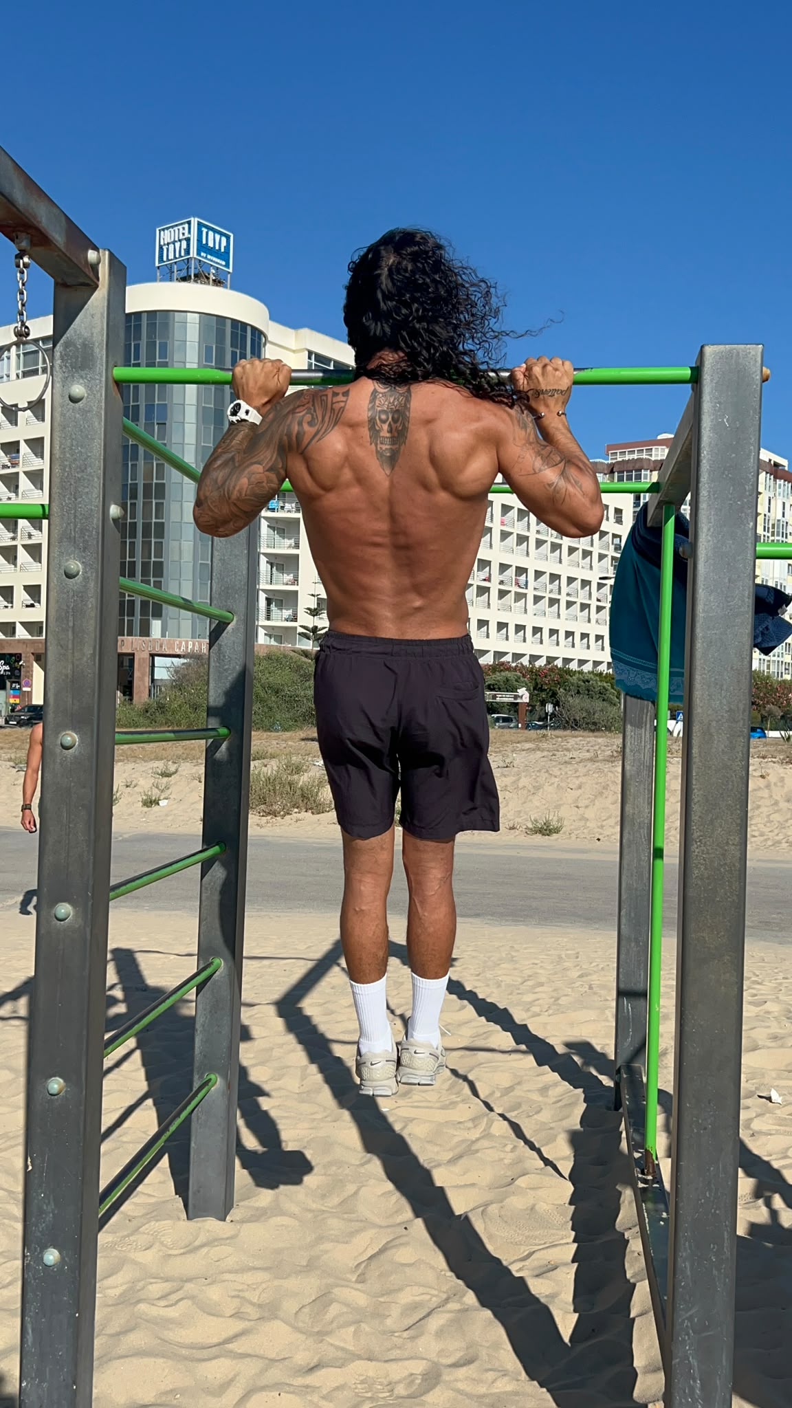 Hakan Ercan a fazer uma elevação na barra ao ar livre