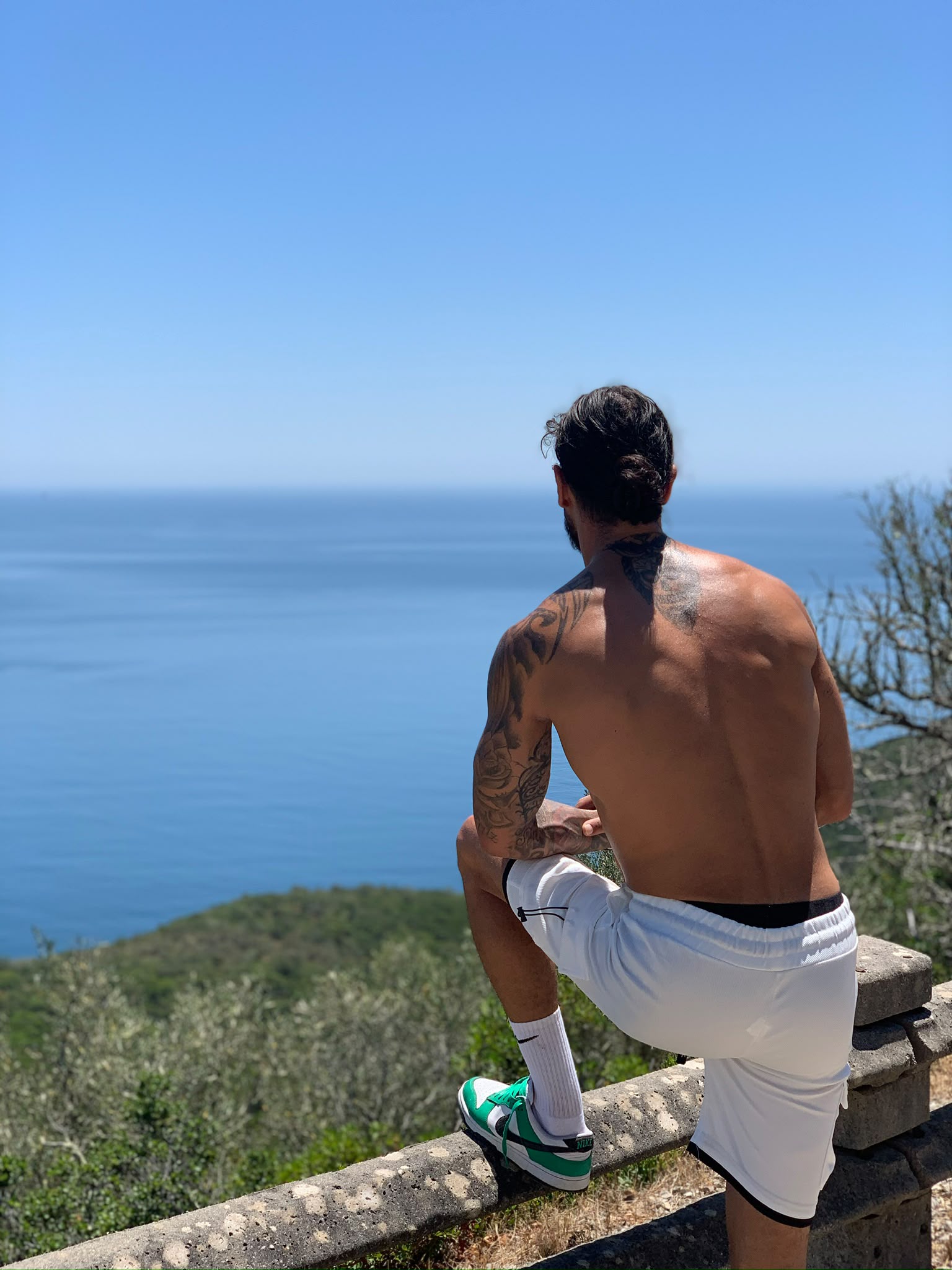 Hakan Ercan a contemplar o oceano
