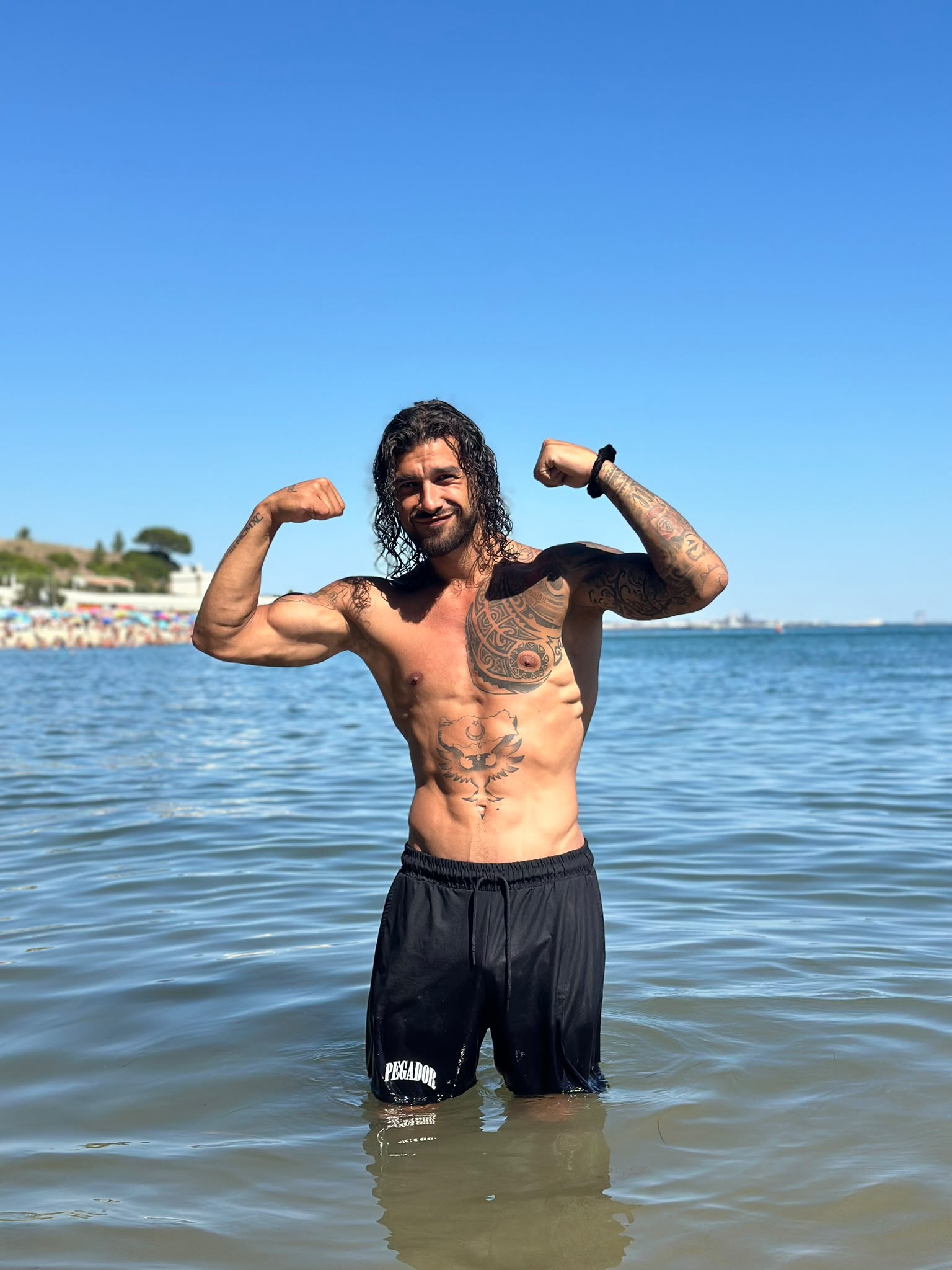 Hakan Ercan a sorrir junto ao mar