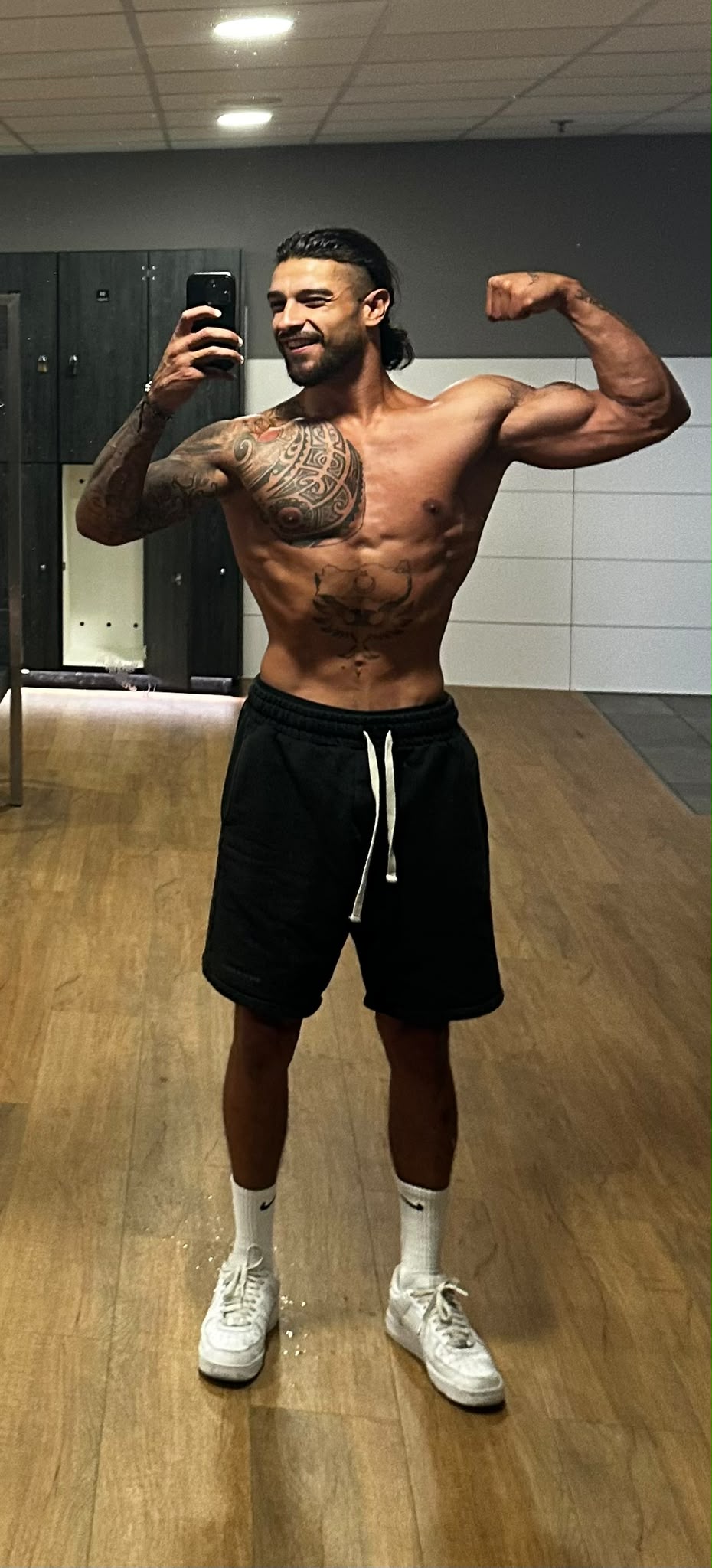 Hakan Ercan a posar num espaço de treino